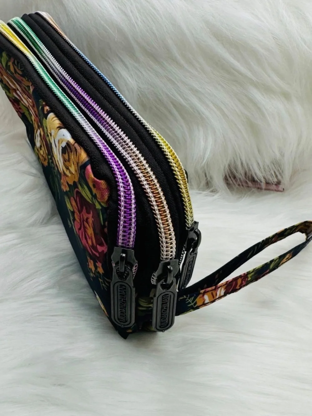 N/A wristlet features